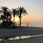 度假居 Nyrenoverat! Beachfront Townhouse Med Pool 马拉加