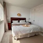 Nyrenoverat! Beachfront Townhouse Med Pool 度假居