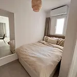 Nyrenoverat! Beachfront Townhouse Med Pool 度假居 *