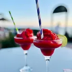 Nyrenoverat! Beachfront Townhouse Med Pool 度假居 *