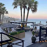 Nyrenoverat! Beachfront Townhouse Med Pool 度假居 *