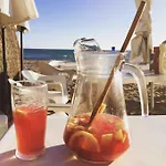 Nyrenoverat! Beachfront Townhouse Med Pool 度假居 *