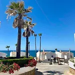 Nyrenoverat! Beachfront Townhouse Med Pool 度假居