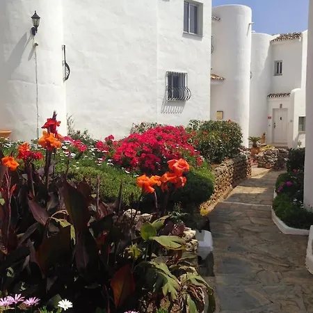 Dom wakacyjny Nyrenoverat! Beachfront Townhouse Med Pool Malaga