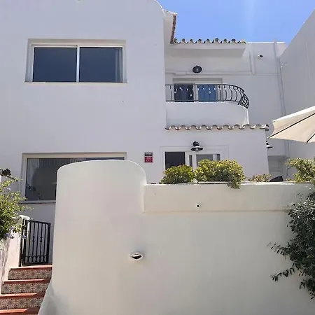Nyrenoverat! Beachfront Townhouse Med Pool Malaga