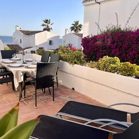 Dom wakacyjny Nyrenoverat! Beachfront Townhouse Med Pool