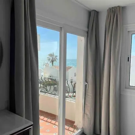 Nyrenoverat! Beachfront Townhouse Med Pool *