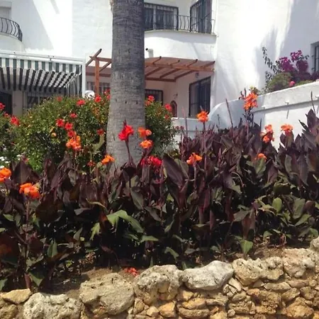 Dom wakacyjny Nyrenoverat! Beachfront Townhouse Med Pool Malaga