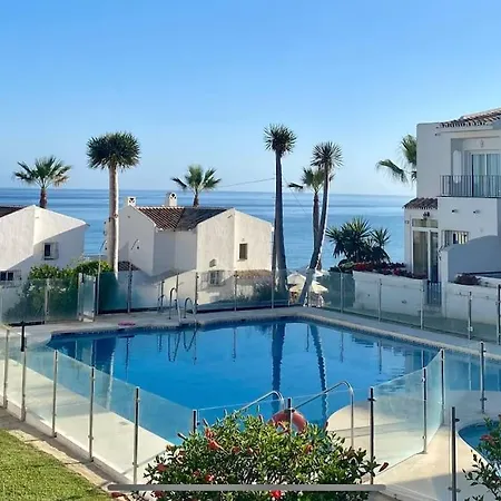 Nyrenoverat! Beachfront Townhouse Med Pool Dom wakacyjny