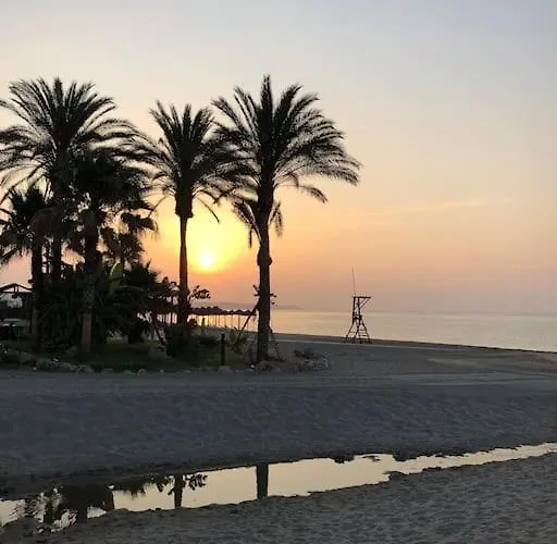Dom wakacyjny Nyrenoverat! Beachfront Townhouse Med Pool Malaga