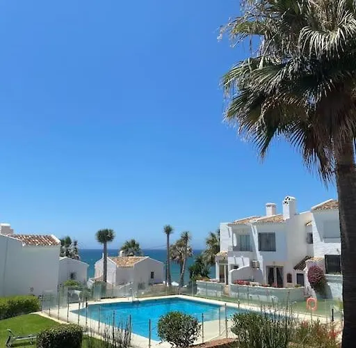 Dom wakacyjny Nyrenoverat! Beachfront Townhouse Med Pool