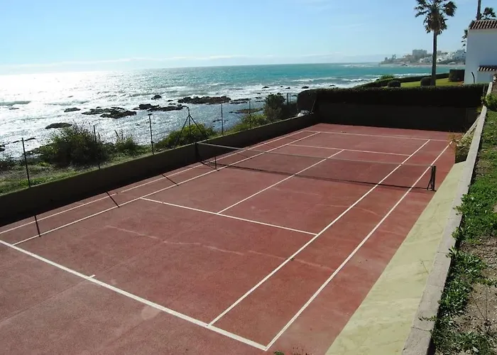 Dom wakacyjny Nyrenoverat! Beachfront Townhouse Med Pool Malaga