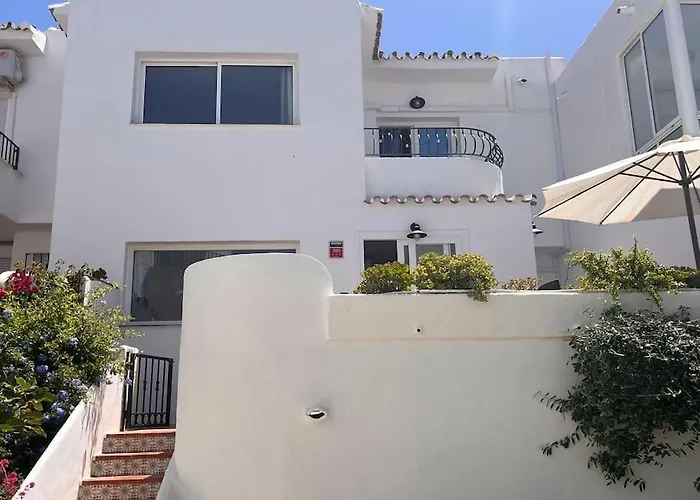 Nyrenoverat! Beachfront Townhouse Med Pool Malaga