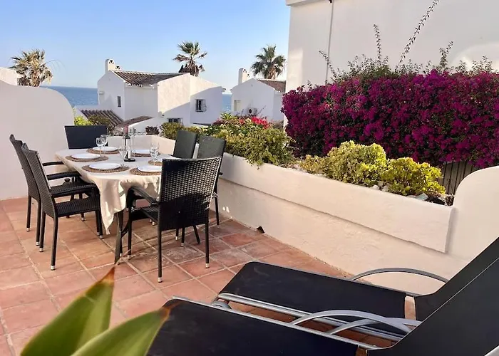 Dom wakacyjny Nyrenoverat! Beachfront Townhouse Med Pool