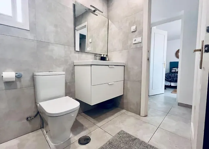 Dom wakacyjny Nyrenoverat! Beachfront Townhouse Med Pool *