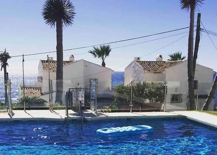 Nyrenoverat! Beachfront Townhouse Med Pool