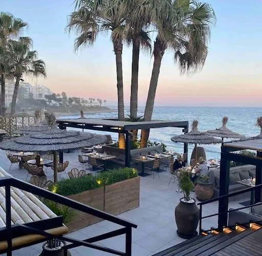 Nyrenoverat! Beachfront Townhouse Med Pool Dom wakacyjny *