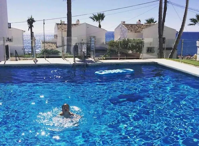 Nyrenoverat! Beachfront Townhouse Med Pool Dom wakacyjny Malaga