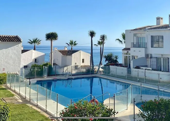 Nyrenoverat! Beachfront Townhouse Med Pool Dom wakacyjny