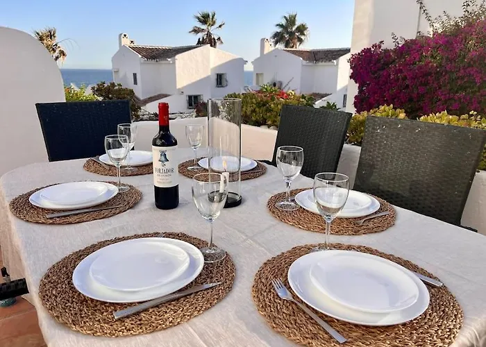 Dom wakacyjny Nyrenoverat! Beachfront Townhouse Med Pool