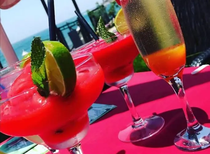 Nyrenoverat! Beachfront Townhouse Med Pool Malaga