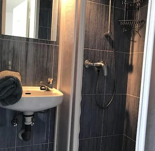 Dom wakacyjny Nyrenoverat! Beachfront Townhouse Med Pool