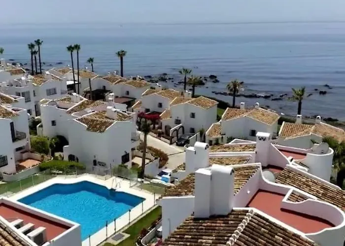 Nyrenoverat! Beachfront Townhouse Med Pool Dom wakacyjny *