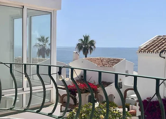 Dom wakacyjny Nyrenoverat! Beachfront Townhouse Med Pool Malaga