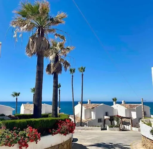 Nyrenoverat! Beachfront Townhouse Med Pool Dom wakacyjny